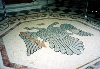 エーゲ海のある島の教会内部・床の紋章