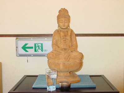 神の湯・廊下の仏像